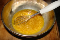 /album/fotogaleria%3a-brownie-de-algarroba-com-farinha-de-am%c3%aandoas-caseira/mezclar-huevos-jpg/